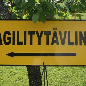 Skylt Agilitytävling 100×40 cm med vändbar pil